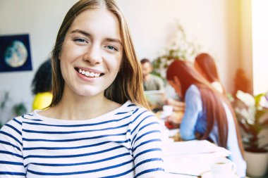 Modern ofiste çalışan meslektaşları ile genç kadın