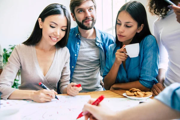 Equipo Moderno Feliz Puesta Marcha Ropa Casual Oficina Espacio Trabajo — Foto de Stock