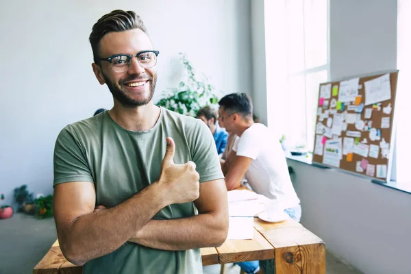 Joven Trabajando Oficina Con Colegas — Foto de Stock