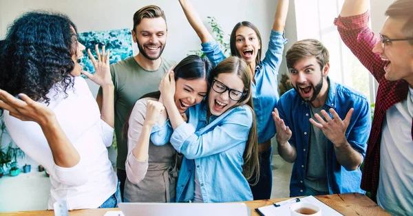 Equipo Moderno Feliz Puesta Marcha Ropa Casual Oficina Espacio Trabajo — Foto de Stock