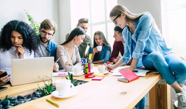 Equipo Moderno Feliz Puesta Marcha Ropa Casual Oficina Espacio Trabajo — Foto de Stock