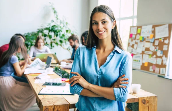 Equipo Moderno Feliz Puesta Marcha Ropa Casual Oficina Espacio Trabajo — Foto de Stock