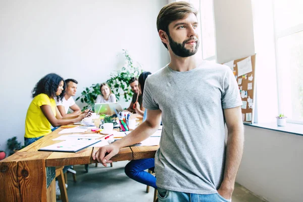 Equipo Moderno Feliz Puesta Marcha Ropa Casual Oficina Espacio Trabajo — Foto de Stock