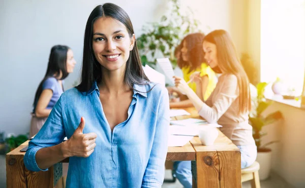 Equipo Moderno Feliz Puesta Marcha Ropa Casual Oficina Espacio Trabajo — Foto de Stock