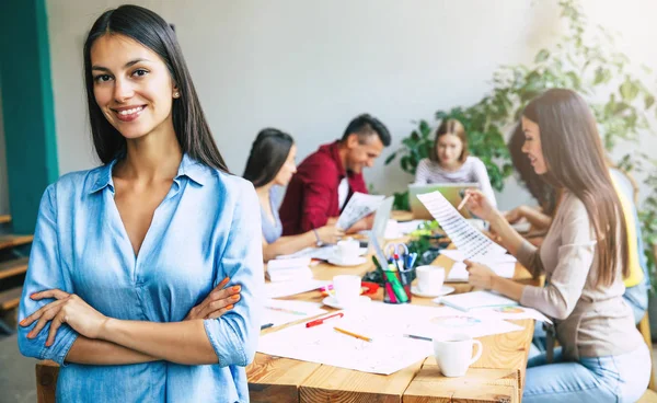 Equipo Moderno Feliz Puesta Marcha Ropa Casual Oficina Espacio Trabajo — Foto de Stock