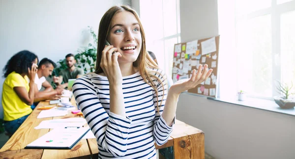 Mujer Joven Con Sus Colegas Trabajando Oficina Moderna — Foto de Stock