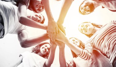 Ofiste veya co-çalışma alanında rahat giysiler içinde Modern mutlu başlangıç ekibi çalışıyor ve onları planları ve fikirleri tartışmak.