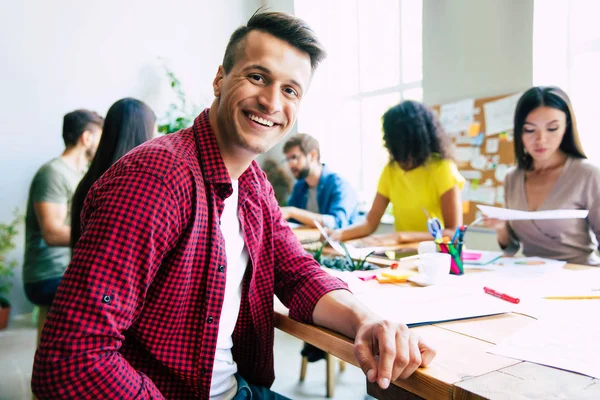 Equipo Moderno Feliz Puesta Marcha Ropa Casual Oficina Espacio Trabajo — Foto de Stock