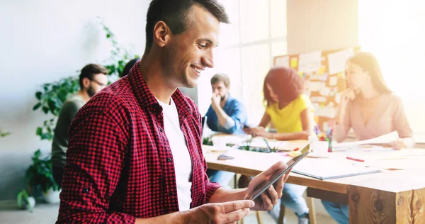 Equipo Moderno Feliz Puesta Marcha Ropa Casual Oficina Espacio Trabajo — Foto de Stock