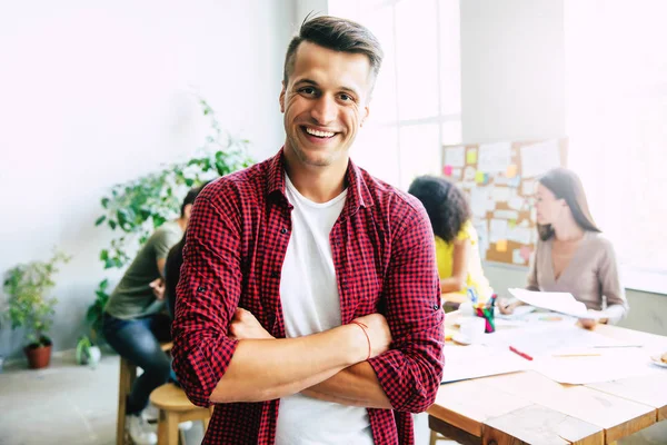 Equipo Moderno Feliz Puesta Marcha Ropa Casual Oficina Espacio Trabajo — Foto de Stock