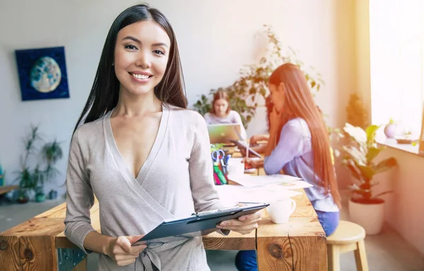 Equipo Moderno Feliz Puesta Marcha Ropa Casual Oficina Espacio Trabajo — Foto de Stock