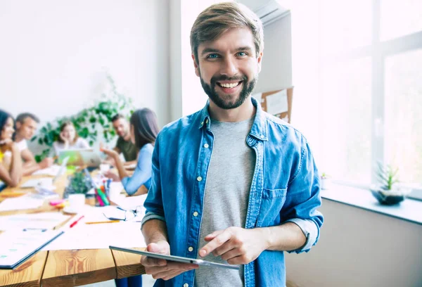 Equipo Moderno Feliz Puesta Marcha Ropa Casual Oficina Espacio Trabajo — Foto de Stock