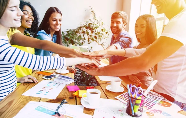 Équipe Démarrage Heureux Moderne Vêtements Décontractés Dans Bureau Espace Travail — Photo