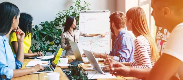 Equipo Moderno Feliz Puesta Marcha Ropa Casual Oficina Espacio Trabajo — Foto de Stock