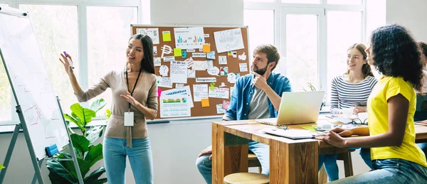 Equipo Moderno Feliz Puesta Marcha Ropa Casual Oficina Espacio Trabajo — Foto de Stock