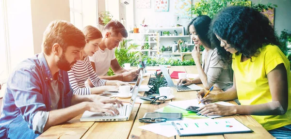 Equipo Moderno Feliz Puesta Marcha Ropa Casual Oficina Espacio Trabajo — Foto de Stock