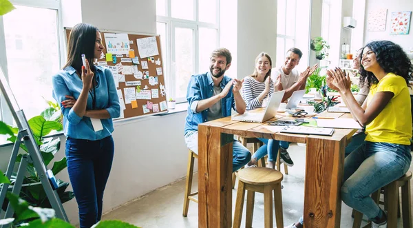 Equipo Moderno Feliz Puesta Marcha Ropa Casual Oficina Espacio Trabajo — Foto de Stock