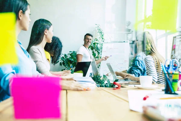 Equipo Moderno Feliz Puesta Marcha Ropa Casual Oficina Espacio Trabajo — Foto de Stock