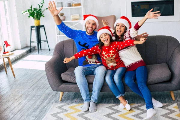 Familia Madre Padre Hija Los Sombreros Santa Suéteres Invierno Posando — Foto de Stock