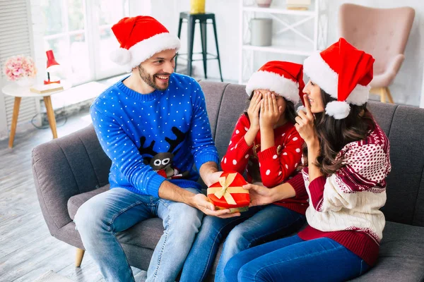 Madre Padre Los Sombreros Santa Dando Regalo Sorpresa Hija Para — Foto de Stock