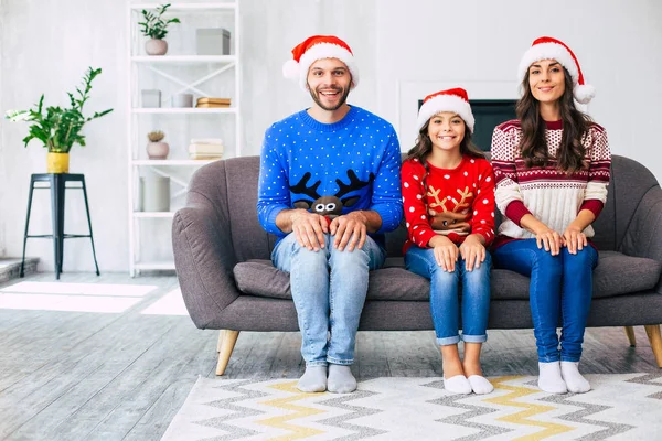 Familia Madre Padre Hija Los Sombreros Santa Suéteres Invierno Posando — Foto de Stock