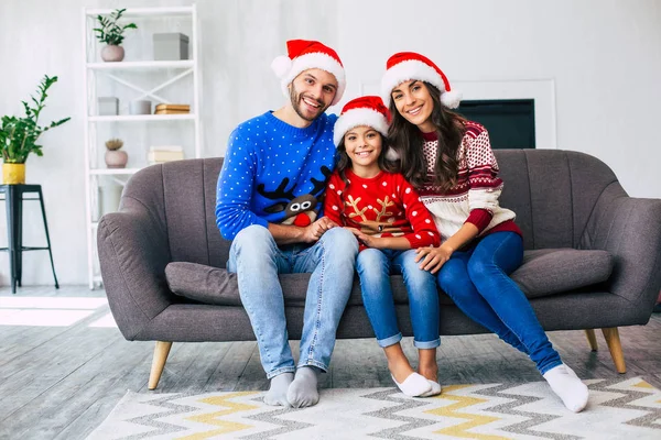 Familia Madre Padre Hija Los Sombreros Santa Suéteres Invierno Posando — Foto de Stock