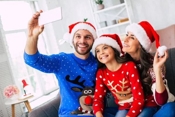 Familia Madre Padre Hija Sombreros Santa Posando Para Selfie Navidad — Foto de Stock