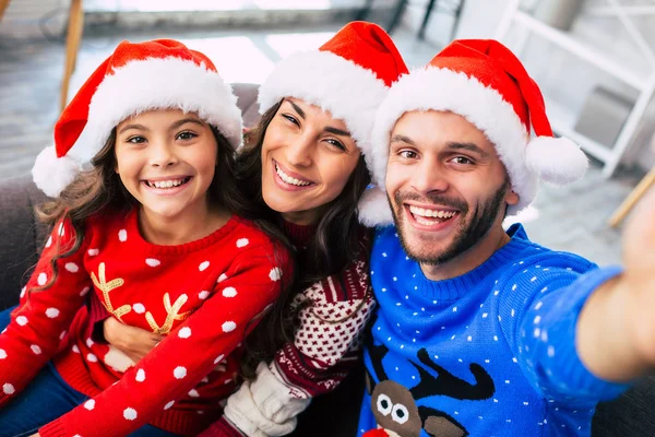 Familie Aus Mutter Vater Und Tochter Weihnachtsmützen Und Winterpullovern Posiert — Stockfoto