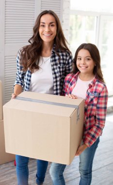 Yeni dairede kızı olan genç bir anne.