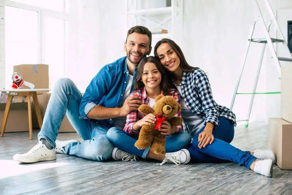 Happy Young Family New Apartment — Stock Photo, Image