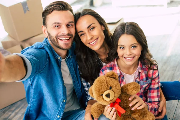 Joyeux Jeune Famille Dans Leur Nouvel Appartement — Photo