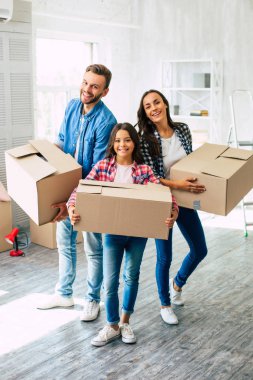 Yeni dairelerinde mutlu genç bir aile.