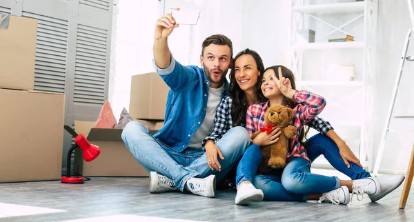 Happy Young Family New Apartment — Stock Photo, Image