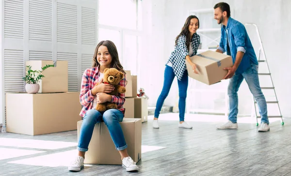 Gelukkig Jong Gezin Hun Nieuwe Appartement — Stockfoto