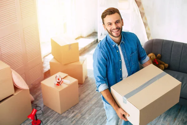 Gelukkige Jongeman Nieuw Appartement — Stockfoto