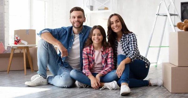 Feliz Familia Joven Nuevo Apartamento — Foto de Stock