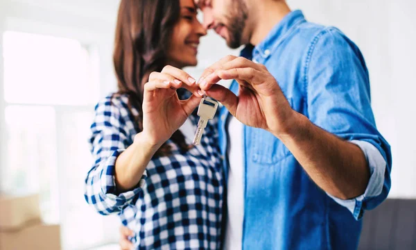 Glad Ung Familj Sin Nya Lägenhet — Stockfoto