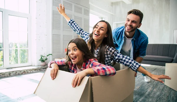 Gelukkig Jong Gezin Hun Nieuwe Appartement — Stockfoto