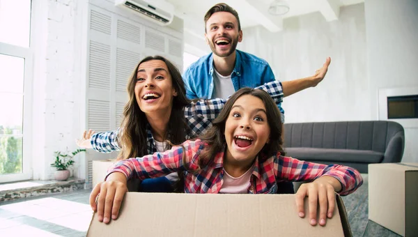 Gelukkig Jong Gezin Hun Nieuwe Appartement — Stockfoto