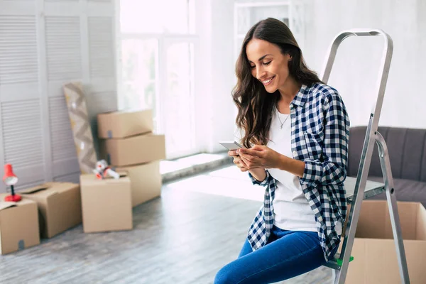 Jonge Vrouw Nieuw Appartement — Stockfoto