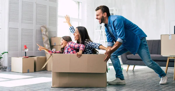 Gelukkig Jong Gezin Hun Nieuwe Appartement — Stockfoto