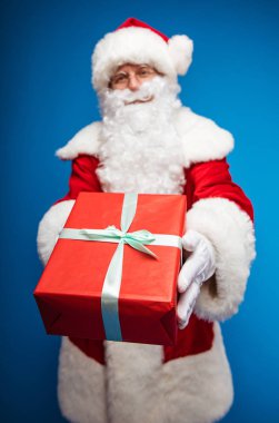  Noel ve Yeni Yıl konsepti. Noel Baba kostümlü bir adamın portresi.
