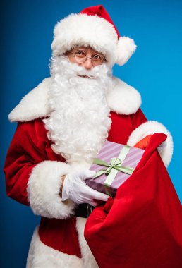  Noel ve Yeni Yıl konsepti. Noel Baba kostümlü bir adamın portresi.