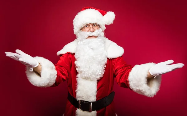 Noel Yeni Yıl Konsepti Santa Clause Kostümlü Avuç Içi Açık — Stok fotoğraf