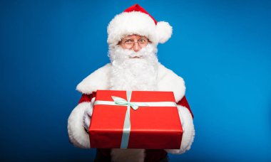  Noel ve Yeni Yıl konsepti. Noel Baba kostümlü bir adamın portresi.