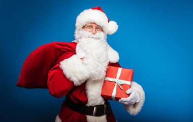  Noel ve Yeni Yıl konsepti. Noel Baba kostümlü bir adamın portresi.