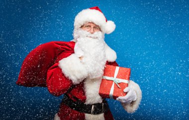  Noel ve Yeni Yıl konsepti. Noel Baba kostümlü bir adam portresi.