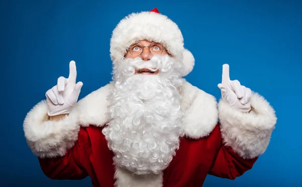 Концепция Рождества Нового Года Портрет Человека Костюме Санта Клауса Указывающий — стоковое фото