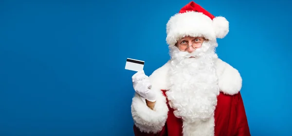 Різдвяна Новорічна Концепції Портрет Чоловіка Костюмі Санта Клаузе Кредитною Карткою — стокове фото