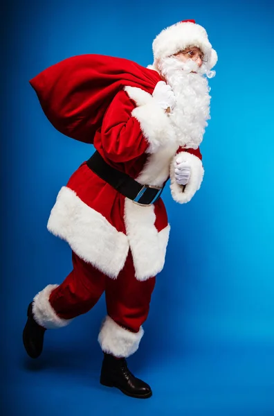 Weihnachts Und Neujahrskonzept Porträt Eines Mannes Weihnachtsmann Kostüm Mit Geschenken Stockbild